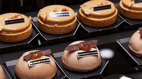 des gâteaux et du pain.